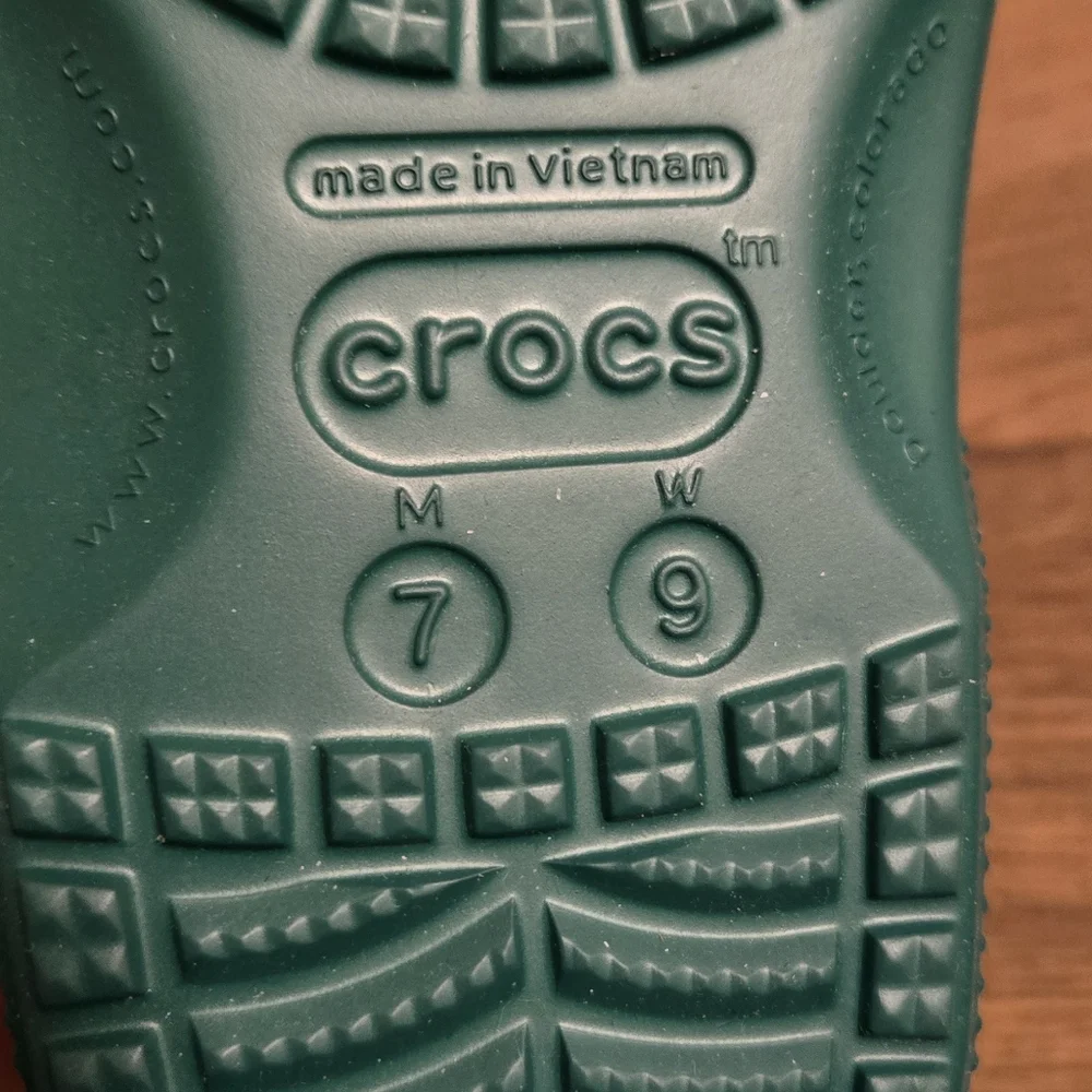 NWT Classic Crocs Green Women's 9 Men's 7 - Picture 5 of 5